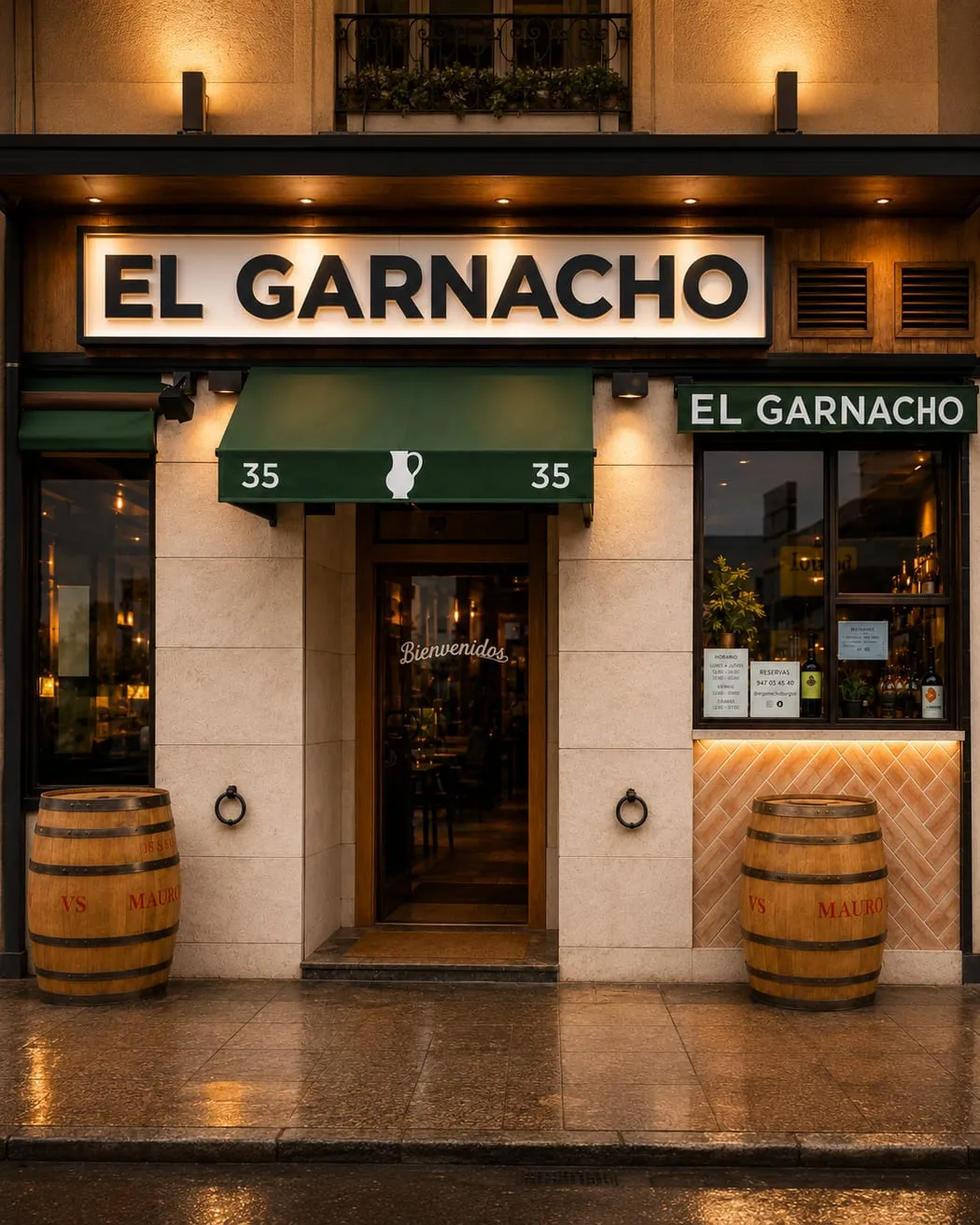 Fachada de El Garnacho: rótulo, toldo verde con la jarra y barricas en la puerta