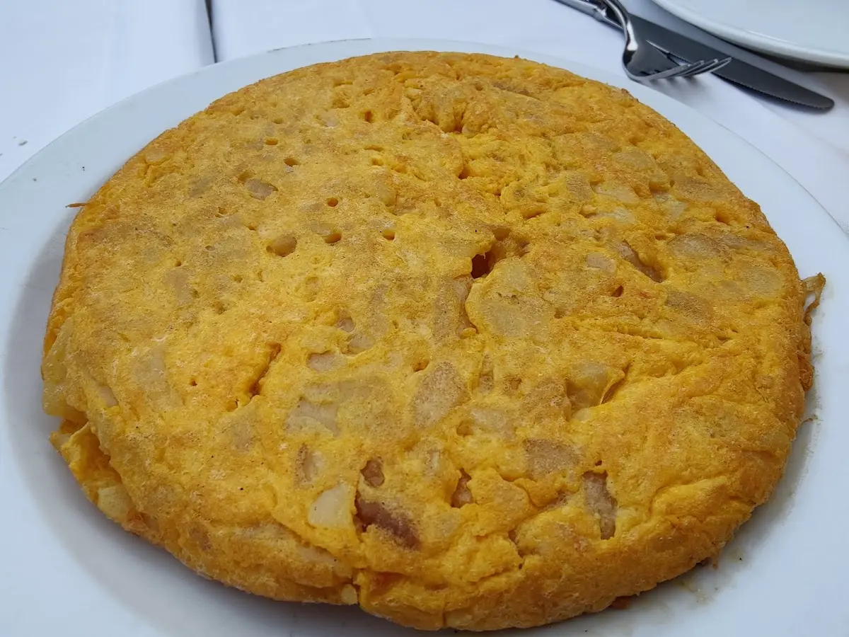 Tortilla de Betanzos entera, poco cuajada
